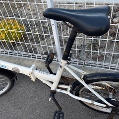 【※取引中】折りたたみ自転車🚲20インチ🛞ホワイト メーカー：ADEL✨清掃済🧼前タイヤ空気パンパン注入済 （後輪パンク
） の画像