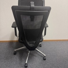 メッシュバックと可動式ヘッドレストを備えたオフィスチェアの画像