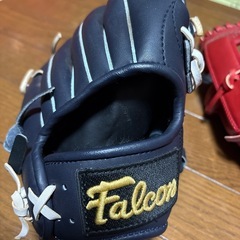 グローブと軟式ボールの画像