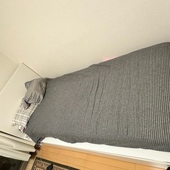 IKEAのシングルベッドとマットレスの画像