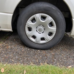 ハイエース２００系スチールホイール４個ホイールカバー付の画像