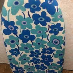 アイロンとアイロン台のセット。の画像