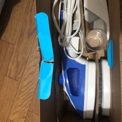 アイロンとアイロン台のセット。の画像