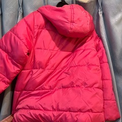 フード付きピンクダウンコートの画像
