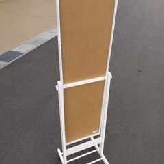車輪付きのスタンドミラーの画像