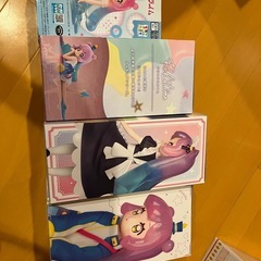 女の子フィギア四つセットの画像