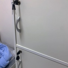 3段鍵付き本棚の画像