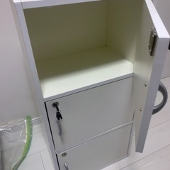 3段鍵付き本棚の画像