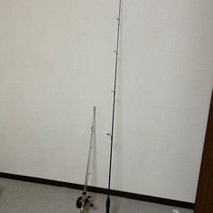 釣竿　バス釣り用　ベイトリール付き2pの竿と　スピニングの竿の画像