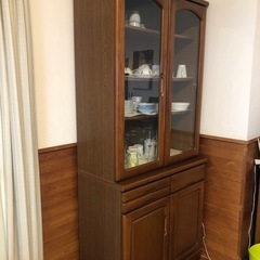 ブラウン木製食器棚 ガラス扉付きの画像