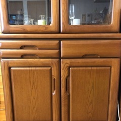 ブラウン木製食器棚 ガラス扉付きの画像