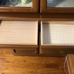 ブラウン木製食器棚 ガラス扉付きの画像