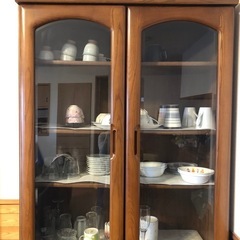 ブラウン木製食器棚 ガラス扉付きの画像
