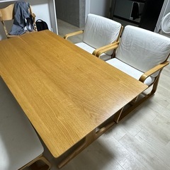 無印ダイニングテーブルとイスの画像