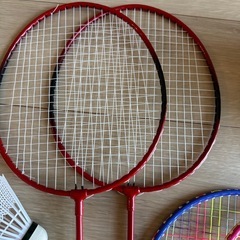 バドミントンラケット4本 シャトル4個 ボール1個 の画像