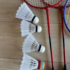 バドミントンラケット4本 シャトル4個 ボール1個 の画像