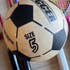 バドミントンラケット4本 シャトル4個 ボール1個 の画像