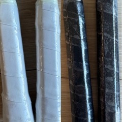 バドミントンラケット4本 シャトル4個 ボール1個 の画像