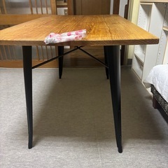 ダイニングテーブルといすと椅子の画像