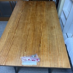 ダイニングテーブルといすと椅子の画像