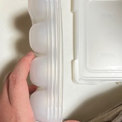 子育てセット(お皿、時計、離乳食いれ、リュック、ぬいぐるみ、お尻拭きケース等)の画像