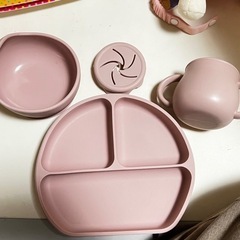 子育てセット(お皿、時計、離乳食いれ、リュック、ぬいぐるみ、お尻拭きケース等)の画像