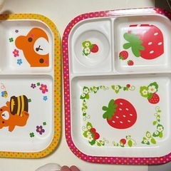 子育てセット(お皿、時計、離乳食いれ、リュック、ぬいぐるみ、お尻拭きケース等)の画像