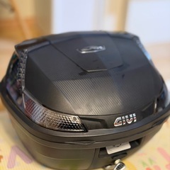 GIVI トップケース ブラック カーボン調
の画像