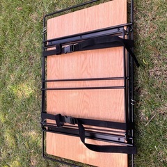 アウトドア用組み立てテーブルの画像