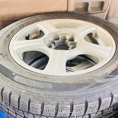 アルミホイール付きスノータイヤの画像