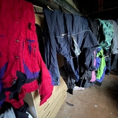  スノーボード　スキー　1枚2000円　在庫24枚　　ジャケットパンツ　ツナギ在庫10着 　1着2000円 の画像