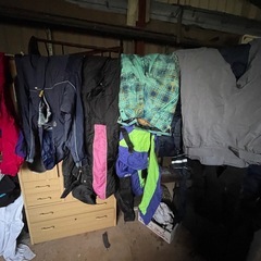  スノーボード　スキー　1枚2000円　在庫24枚　　ジャケットパンツ　ツナギ在庫10着 　1着2000円 の画像