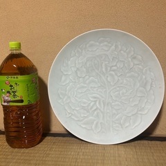 人間国宝塚本快示作の青白磁陽刻唐草文皿の画像