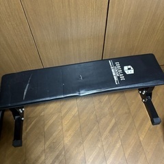 サンドバッグ、ベンチ、ウォーキングマシンの画像