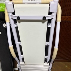 サンドバッグ、ベンチ、ウォーキングマシンの画像