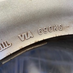 スノータイヤとアルミホイールのセットの画像