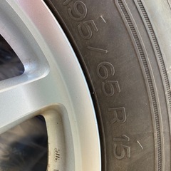 スノータイヤとアルミホイールのセットの画像