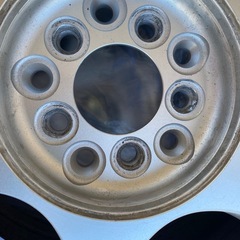 スノータイヤとアルミホイールのセットの画像