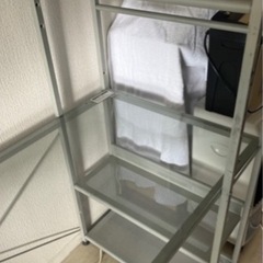急募！11月15日まで値下げ　シェルフ付きガラス製デスクの画像