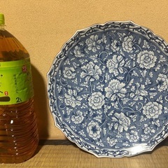 たち吉の染付花紋輪花唐草牡丹大皿の画像