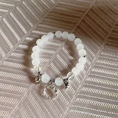 新品未使用☆シルバー鈴、キティちゃんのチャーム付きブレスレット☆の画像