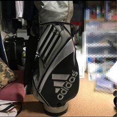 ゴルフバックとクラブ数本の画像