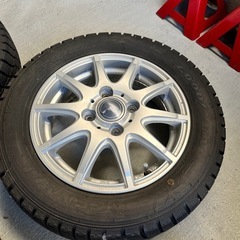 スタッドレスタイヤ、ホイール付きの画像