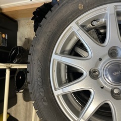 スタッドレスタイヤ、ホイール付きの画像