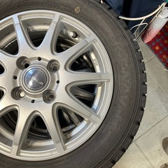 スタッドレスタイヤ、ホイール付きの画像