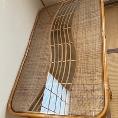 ガラスのテーブル　の画像