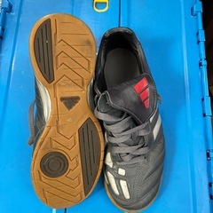 adidasフットサルシューズの画像