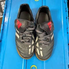 adidasフットサルシューズの画像