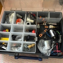 部品やアンティーク缶等の画像