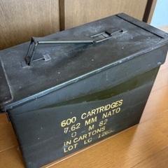 部品やアンティーク缶等の画像